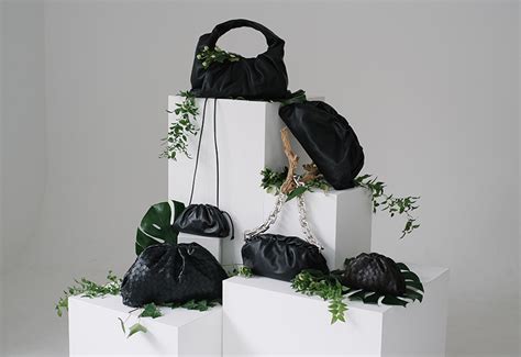 Bottega Veneta: O Guia de Tamanho para as Bolsas The Pouch.